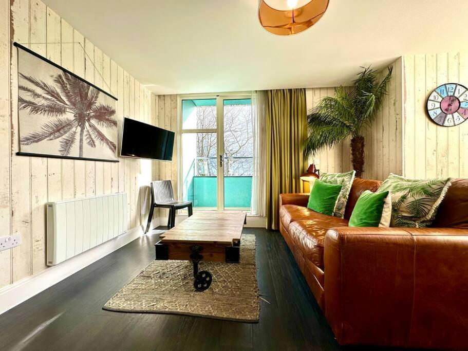 Designer Apartment Inc Free Parking & Fast Wifi 1 Minute Walk To Poole Quay - Great Location - Free Parking - Fast Wifi - Smart Tv - Newly Decorated - Sleeps Up To 2! Close To Poole & Bournemouth & Sandbanks Dış mekan fotoğraf