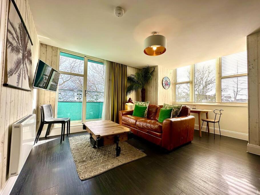 Designer Apartment Inc Free Parking & Fast Wifi 1 Minute Walk To Poole Quay - Great Location - Free Parking - Fast Wifi - Smart Tv - Newly Decorated - Sleeps Up To 2! Close To Poole & Bournemouth & Sandbanks Dış mekan fotoğraf